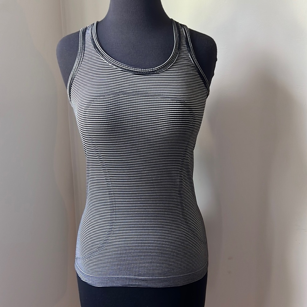 Lululemon Swiftly Tech Racerback Tank Size 4 Black/white